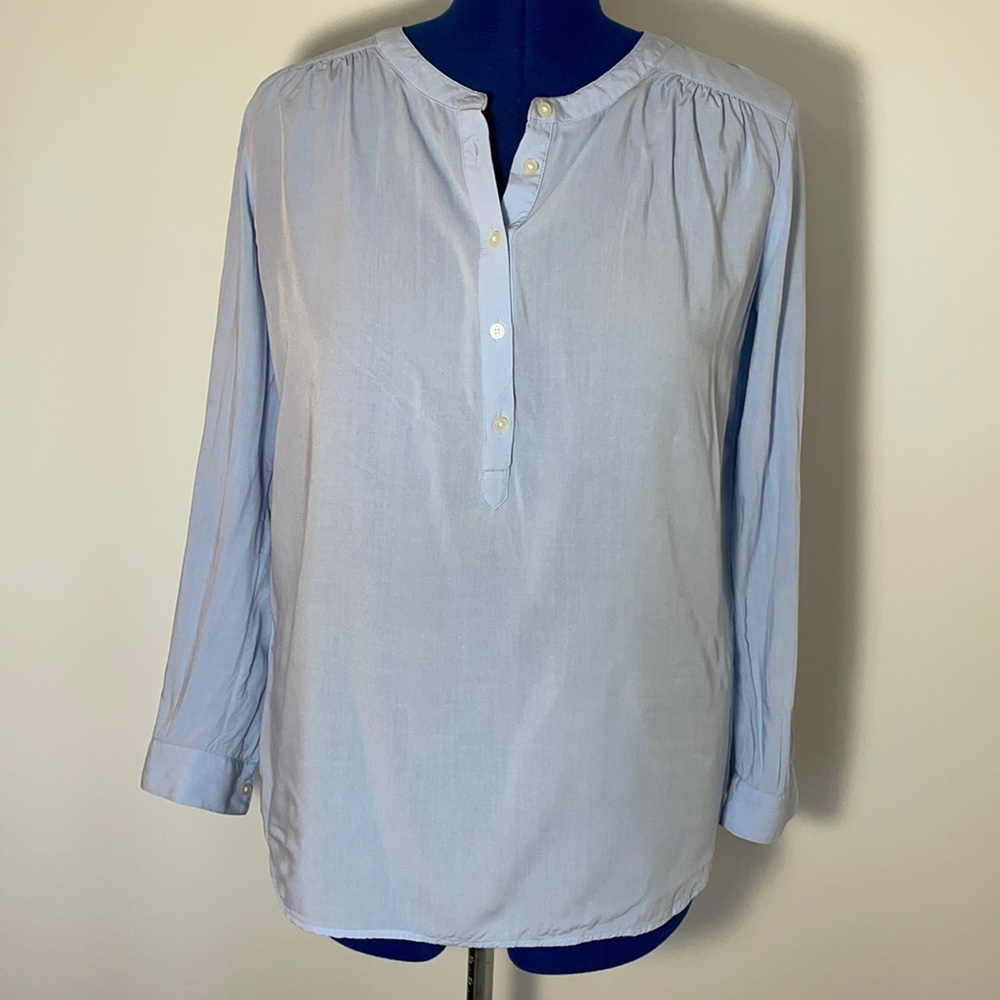 LOFT Medium EUC Henley roll-up sleeve sky blue